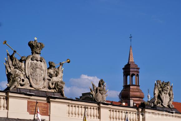 Spoglądając w górę na dachy przy Ratuszu