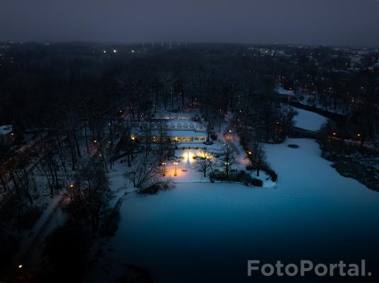 Park Sołacki nocą.