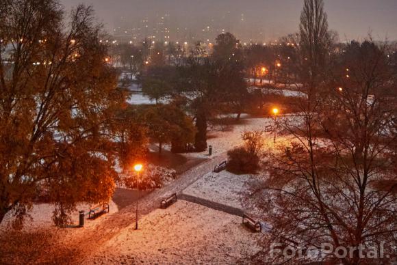 Zimowy listopadowy wieczór  na Os Przyjaźni, Park Wł Czarneckiego