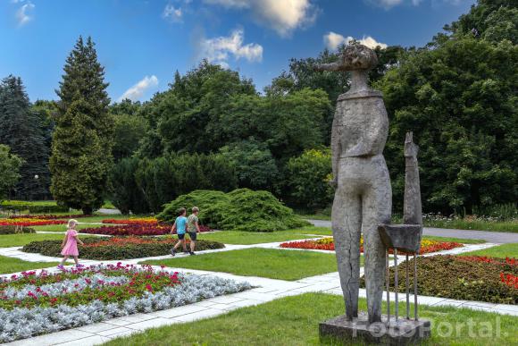 Dzieci w Ogrodzie kwiatów letnich na Cytadeli