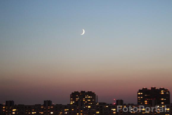 Chodzi księżyc nocą.