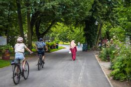 Kobieta spacerującą po Cytadeli i rowerzyści