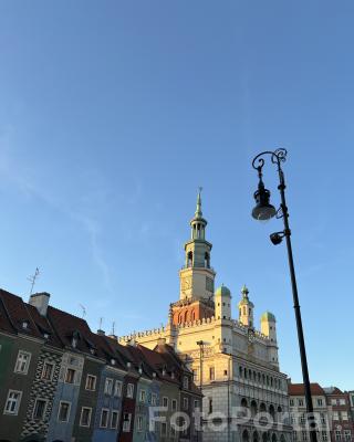 Poznański ratusz w słońcu