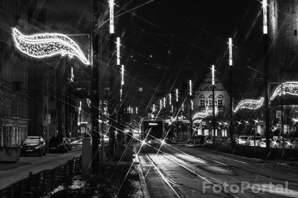 Czarnobiały Poznań nocą