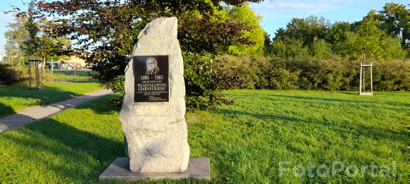 Tablica upamiętniająca Władysława Czarneckiego, architekta zieleni.
