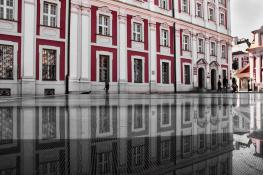 Plac Kolegiacki pełen okien