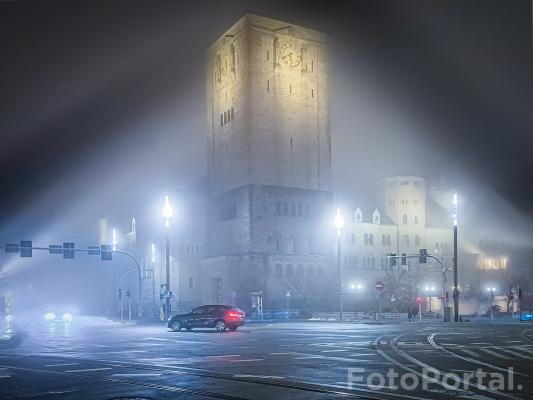 Zamek cesarski górujący nad ulicami miasta