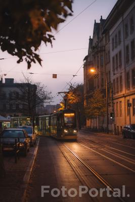 Tramwajem przez Stare Miasto o poranku