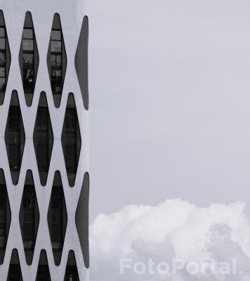 Okna Nobel Tower na chmury