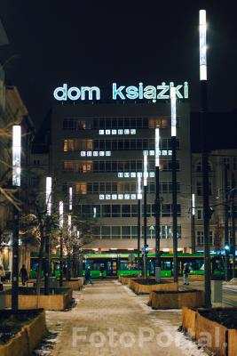 DOM KSIĄŻKI NOCĄ