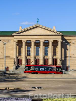 Krótki moderus gamma na tle Teatru Wielkiego