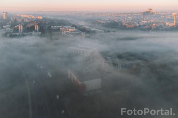 Wydział Architektury Politechniki Poznańskiej w porannej mgle