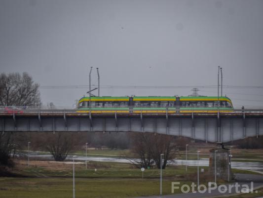 Most Królowej Jadwigi z tramwajem.