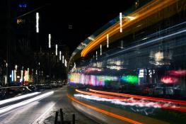 Świetlny puls nocy: Tramwaj na Świętym Marcinie