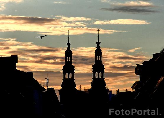 Miasto budzi się ze snu. Plac Bernardyński.