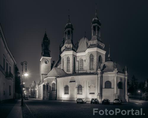Poznańska katedra nocą