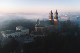 Poznańska katedra w blasku porannego Słońca