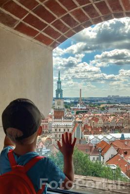 Chłopiec patrzący na Poznań