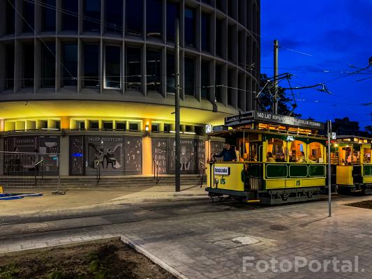 Zabytkowy tramwaj na tle Okrąglaka