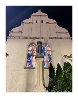 Między niebem a ziemią.