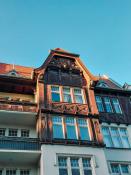 Światło na fasadzie kamienicy