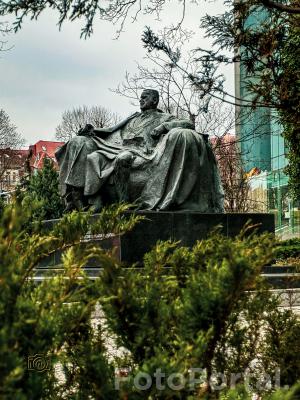 Pomnik Cyryla Ratajskiego