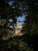 Kościół św. Jana Vianneya widziany z parku