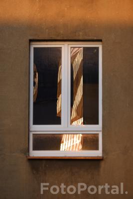 Abstrakcyjne alfy w oknie