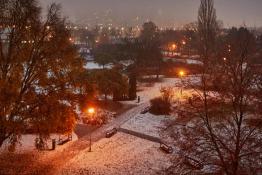 Zimowy listopadowy wieczór  na Os Przyjaźni, Park Wł Czarneckiego