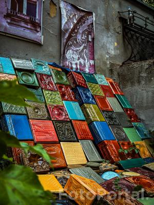 Kafle z pieców podwórku Stowarzyszenia Łazęga Poznańska