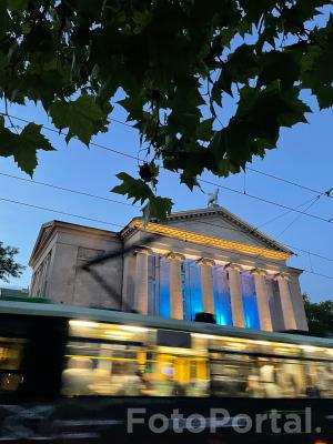 Opera wieczorem