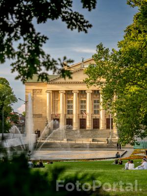 Widok na Teatr Wielki z Parku Mickiewicza