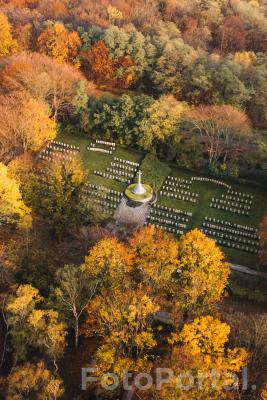 Cmentarz Wojenny Wspólnoty Brytyjskiej w jesiennej szacie
