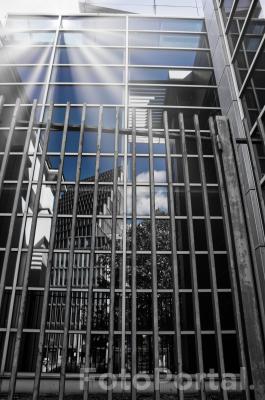 "Bałtyk" w odbiciu okna -  za kratami