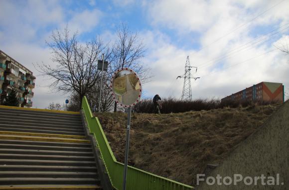 przejście podziemne między os. Sobieskiego a os. Chrobrego, widok na os. Sobieskiego, blok nr 5