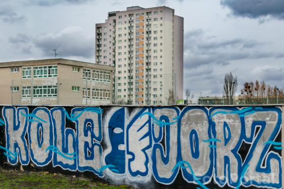 Niebiesko białe graffiti