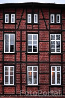 Fasada ceglanej kamienicy w stylu muru pruskiego