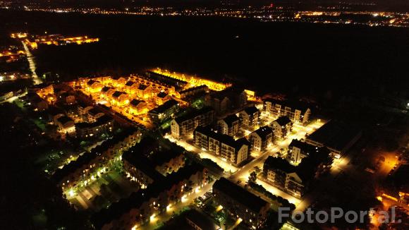 Naramowice, a dalej tylko las i rzeka w ciemności. Choć za rzeką znów jasno...