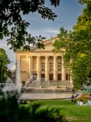 Widok na Teatr Wielki z Parku Mickiewicza