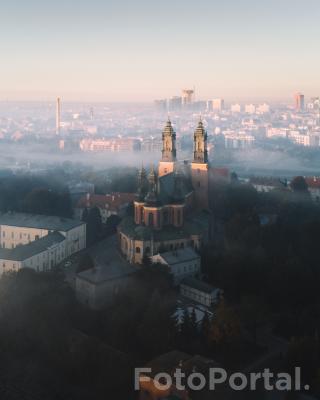 Poznańska katedra w blasku porannego Słońca