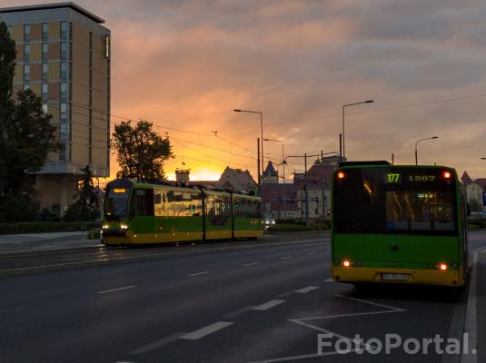 Wschód słońca z komunikacją miejską