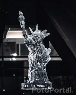 Heal the World - Lodowa rzeźba na Arenie
