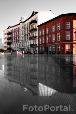 Plac Kolegiacki pełen okien