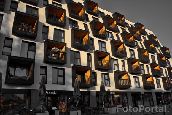 Słoneczne balkonowe okna na Wildzie