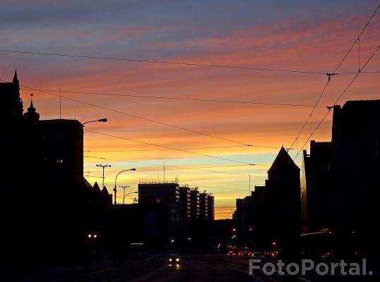 Miasto o świcie. Święty Marcin.