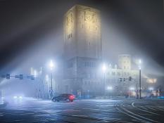 Zamek cesarski górujący nad ulicami miasta