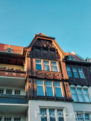 Światło na fasadzie kamienicy