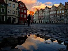 Stary rynek z perspektywy kałuży