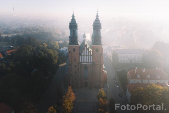 Poznańska katedra w blasku porannego Słońca