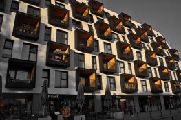 Słoneczne balkonowe okna na Wildzie